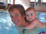 Sara -unsere Kleinste bei den Großen- schwimmt bei Mama mit